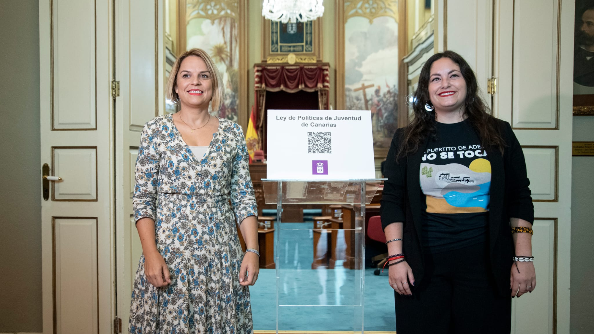 Noemí Santana y Laura Fuentes presentando la Ley de Políticas de Juventud de Canarias. / Consejería de Derechos Sociales, Igualdad, Diversidad y Juventud