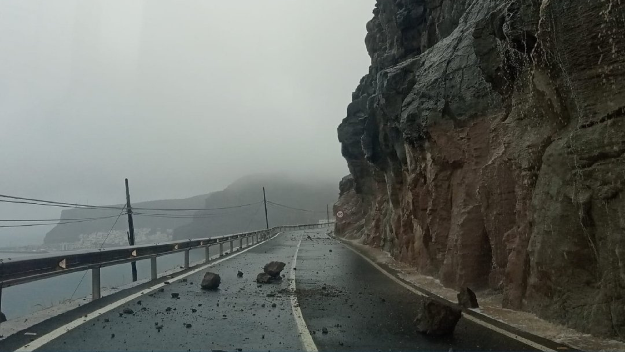 Trece carreteras de Gran Canaria permanecen parcialmente cerradas tras el paso de Hermine por el archipiélago. /Efe