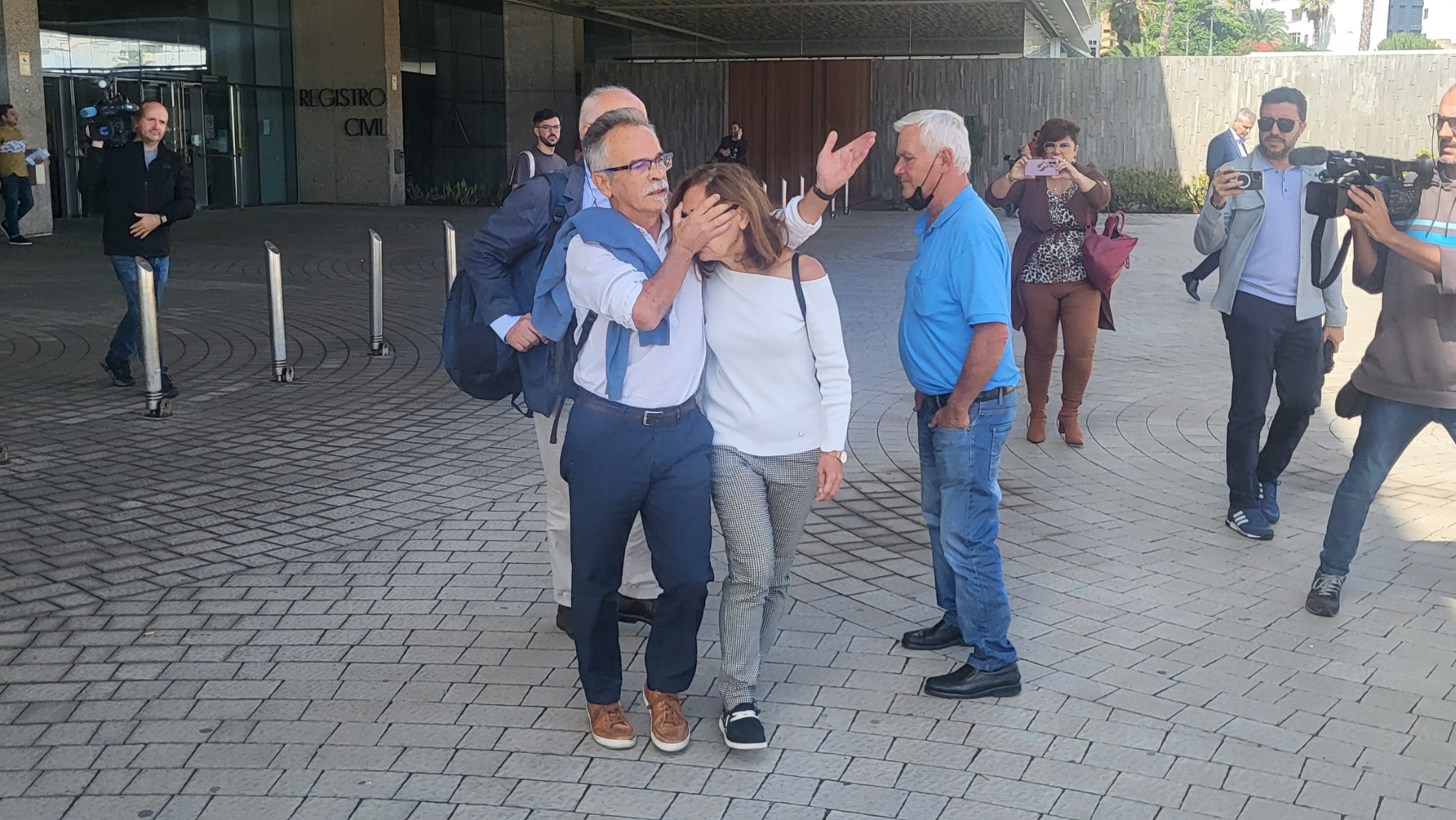 Un familiar le tapa la cara a Ana María Pérez cuando salió de declarar. / Atlántico Hoy