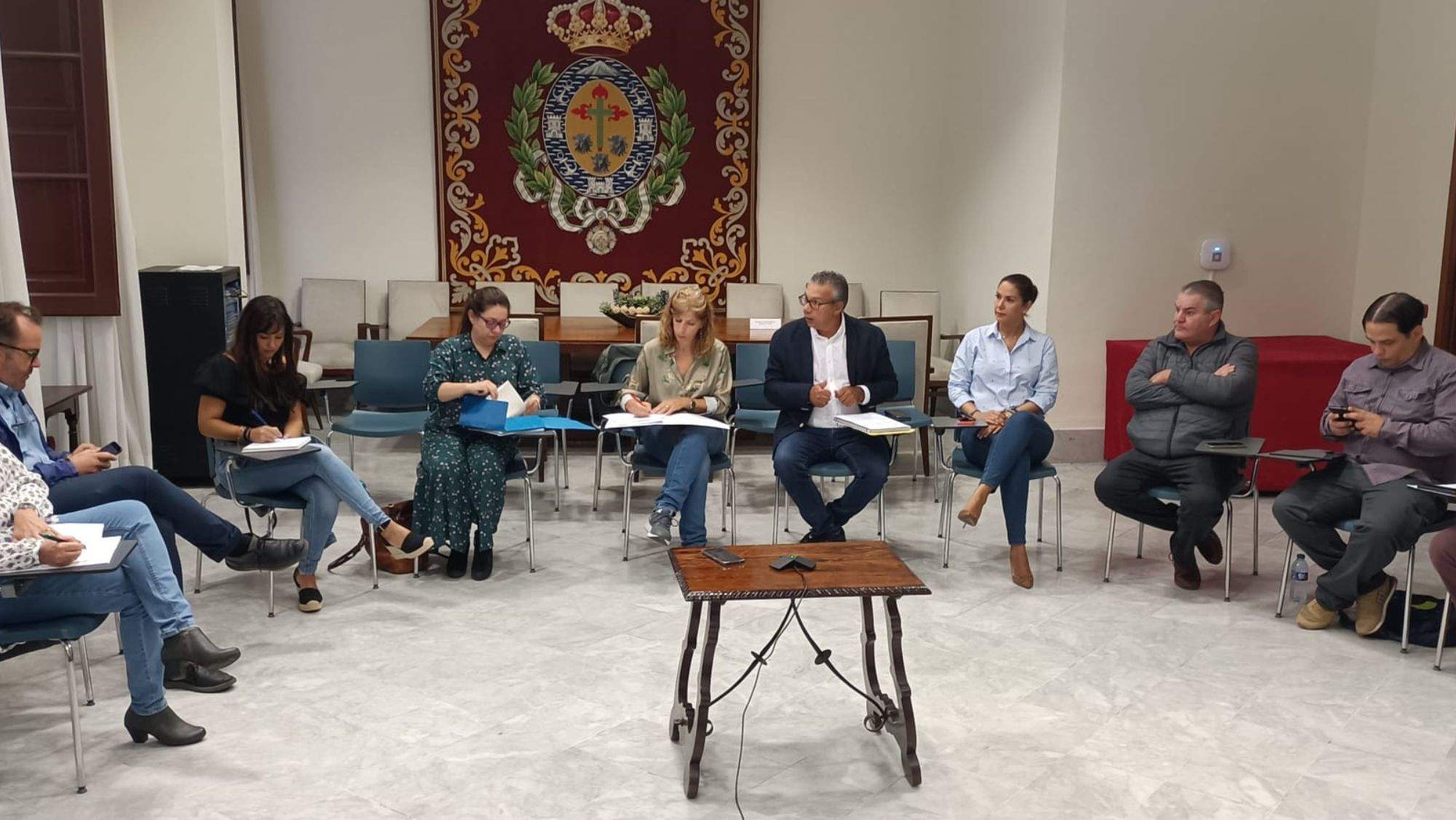 Reunión de la Mesa del taxi con Dámaso Arteaga y Evelyn Alonso, concejales del Ayuntamiento de Santa Cruz de Tenerife. / Cedida
