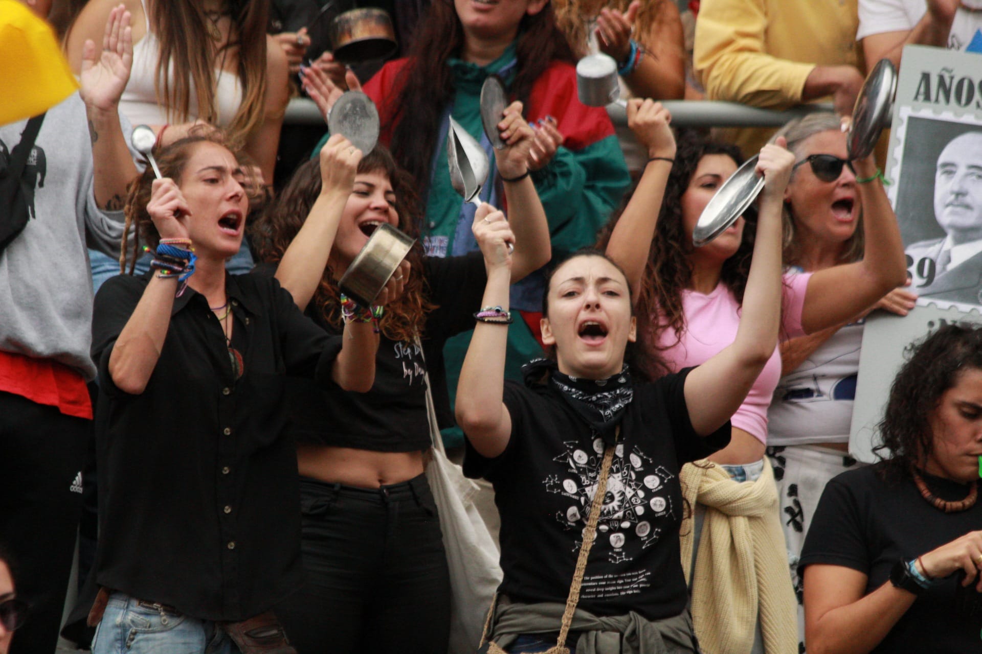 Manifestantes protestan con cacerolas delante del hotel Escuela./ Álvaro Oliver (AH)