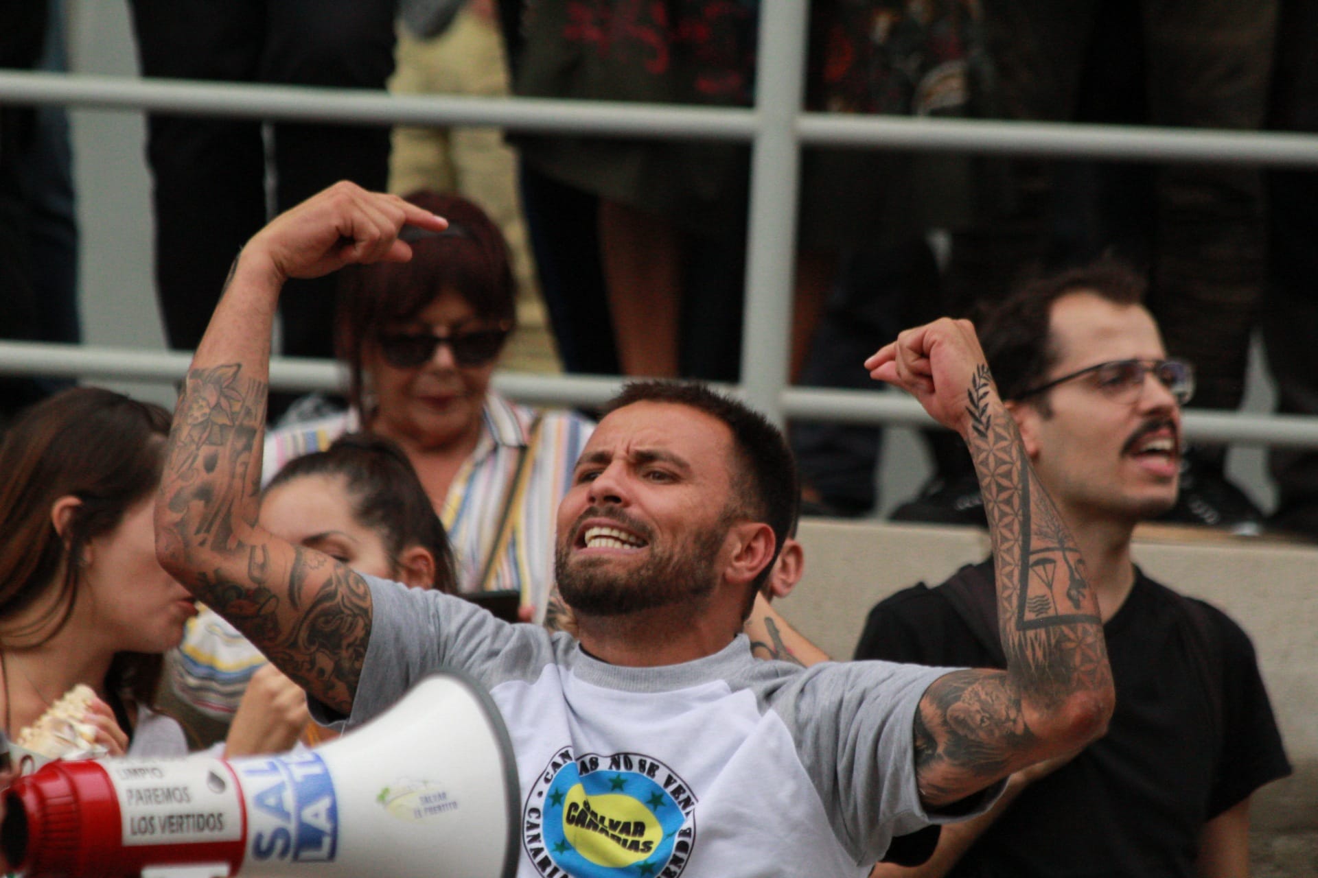 Un manifestante grita en la concentración contra Cuna del Alma./ Álvaro Oliver (AH)