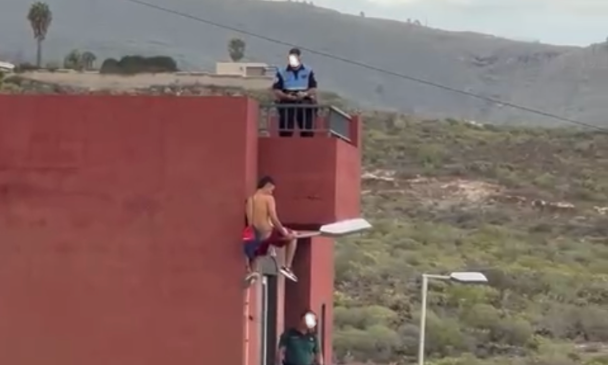 Imagen del joven saltando de la vivienda hacia una farola. / Imagen de la red 