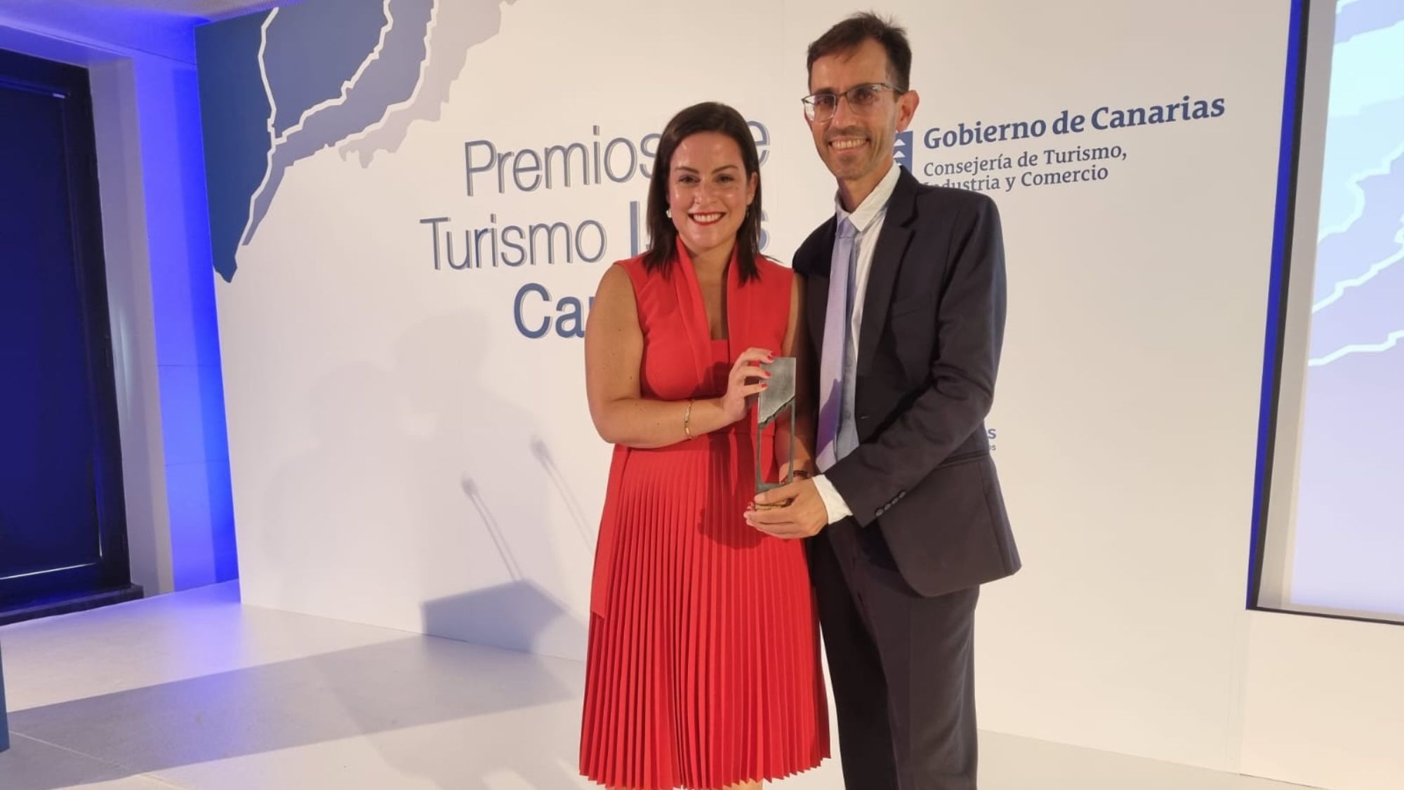 La consejera Yaiza Castilla entrega el Premio de Turismo Islas Canarias 2022 a la Excelencia a la asociación Activa Canarias , recogido por su presidente, José Luis Echevarría. / Cedida