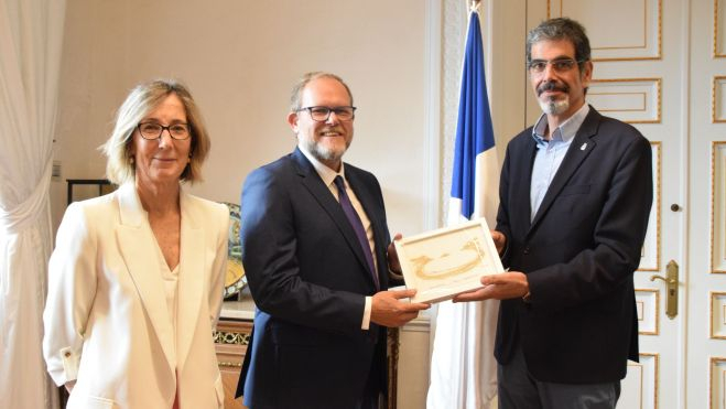 José Eduardo Ramírez, concejal de Movilidad de Las Palmas de Gran Canaria y presidente de Guaguas Municipales, es agasajado en el Ayuntamiento de San Sebastián.