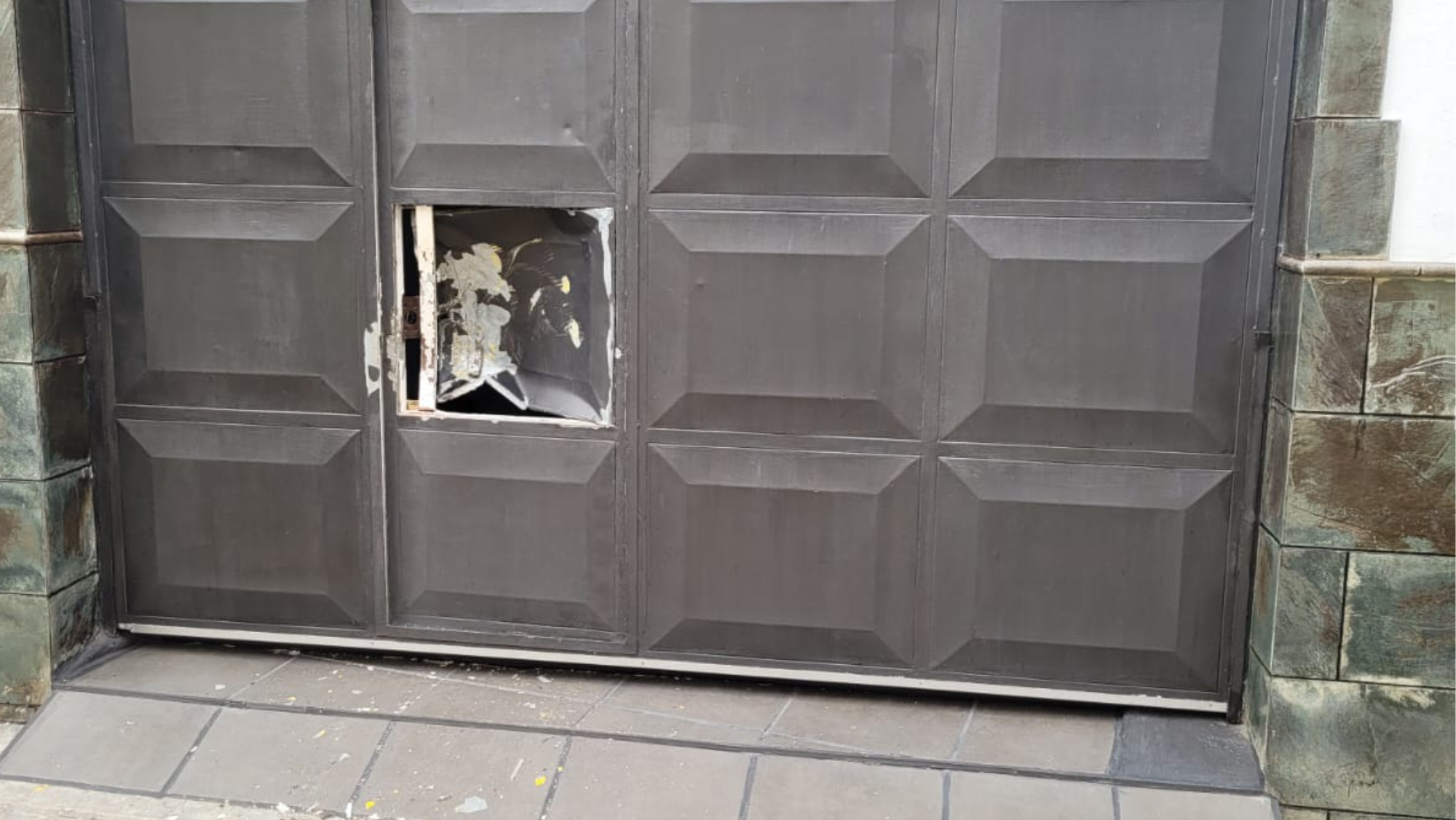 Imagen de la puerta forzada por los efectivos policiales.Cedida Imagen de la puerta forzada por los efectivos policiales.Cedida