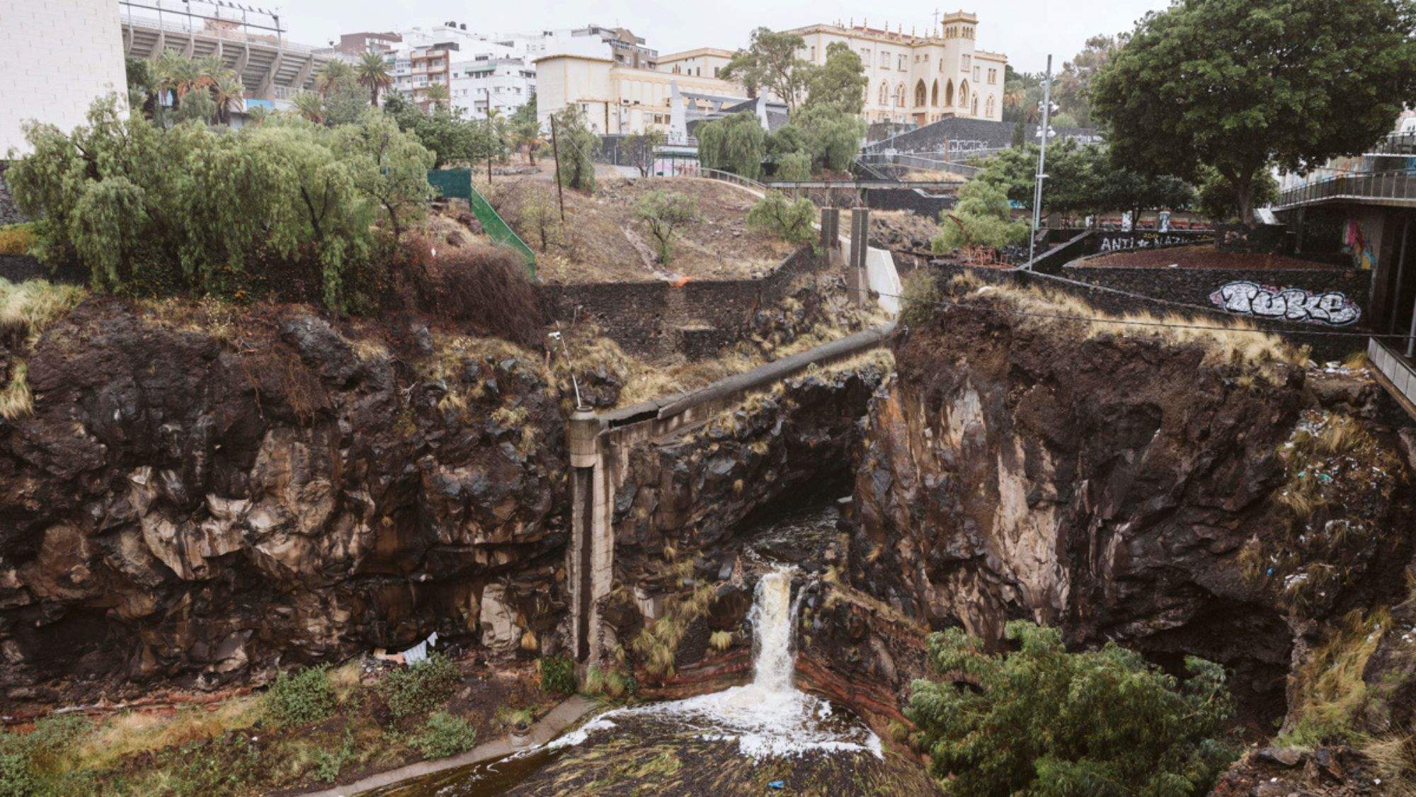 Cauce del Barranco Santos a su paso por Santa Cruz de Tenerife como consecuencia de la tormenta Hermine. / Efe/ Miguel Barreto
