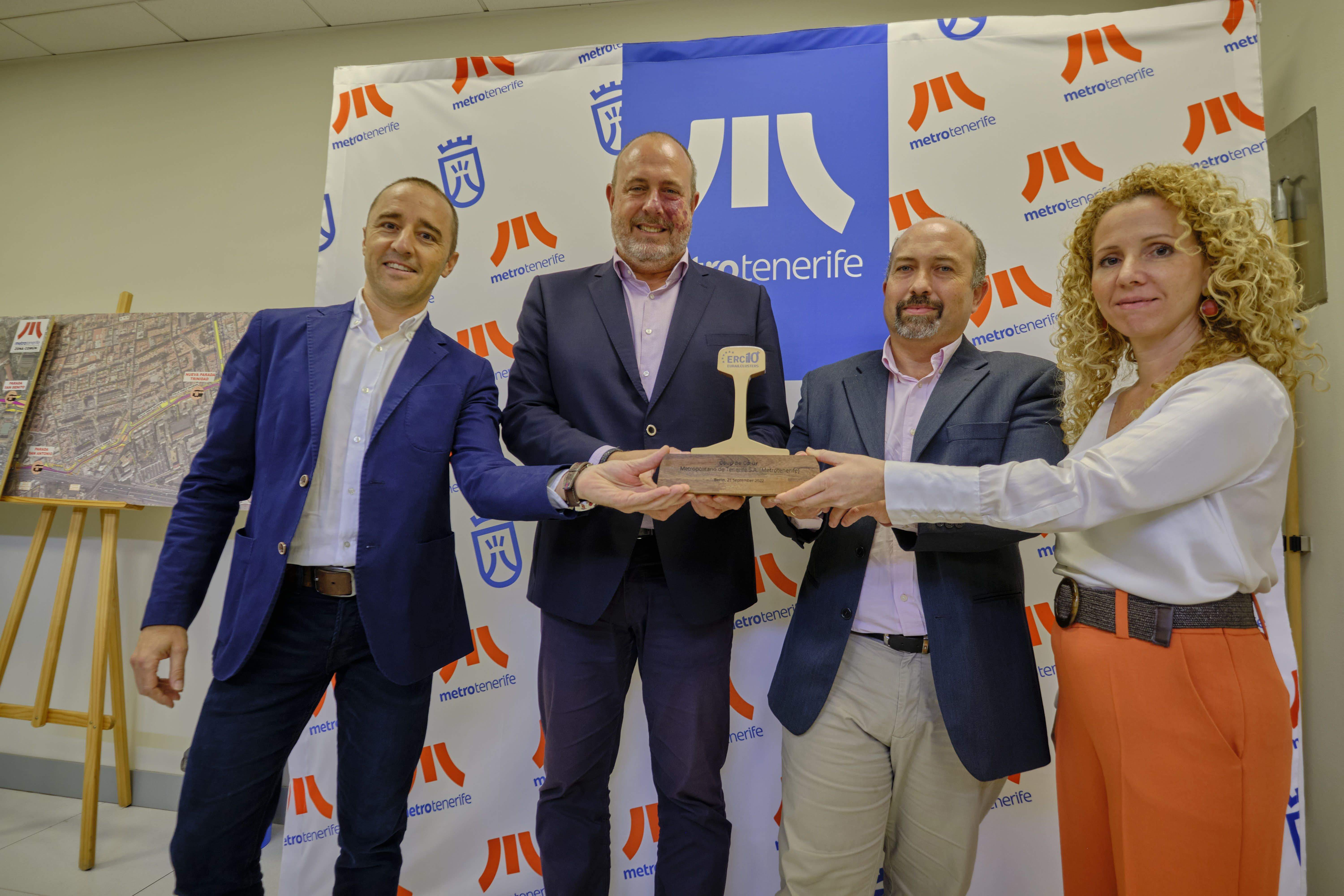 Pablo Oromí, Enrique Arriaga, Teresa Bonet y Raúl Parra con el premio  Premio a la Innovación otorgado por Eurorail Cluster. / Cabildo de Tenerife 