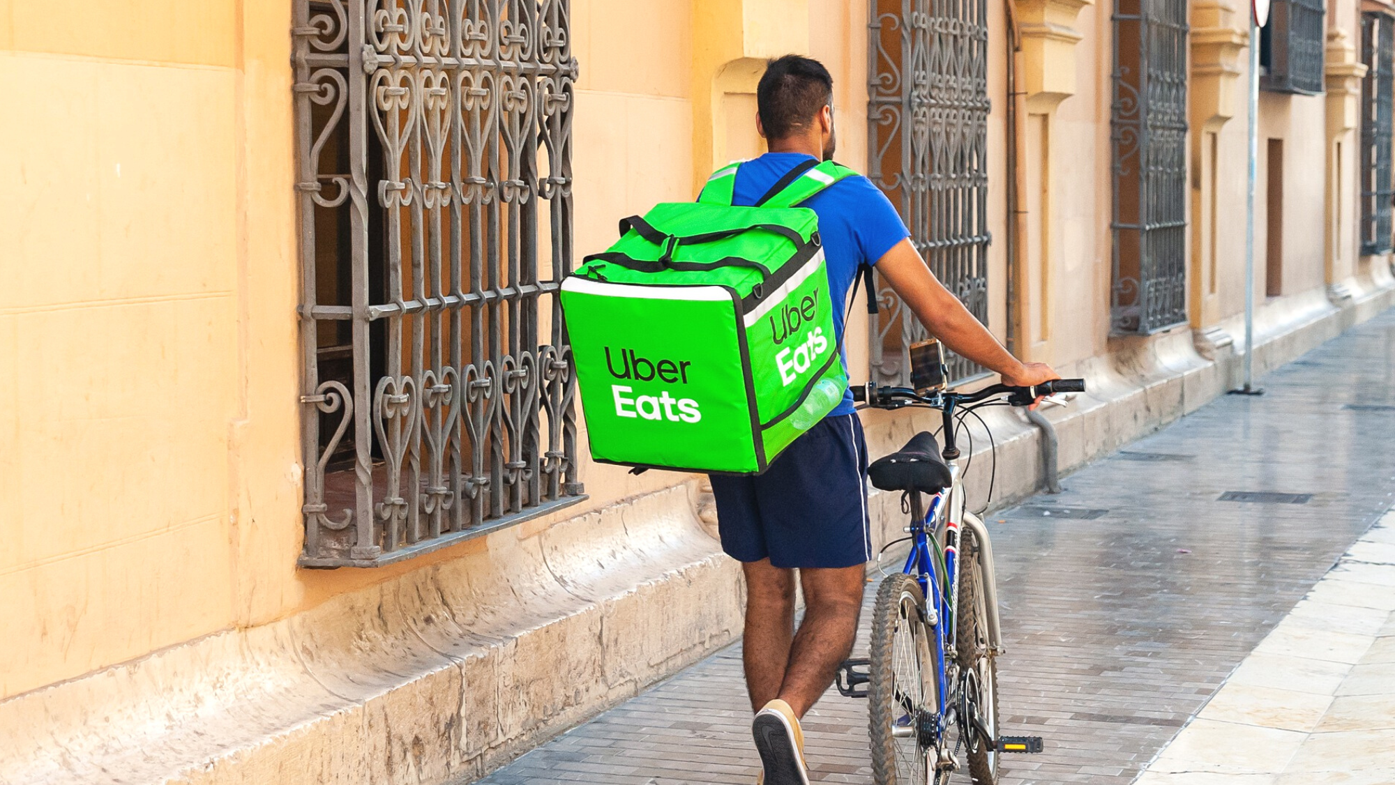 Repartidor falso autónomo de Uber Eats como los cerca de 400 riders de Canarias.  Unsplash