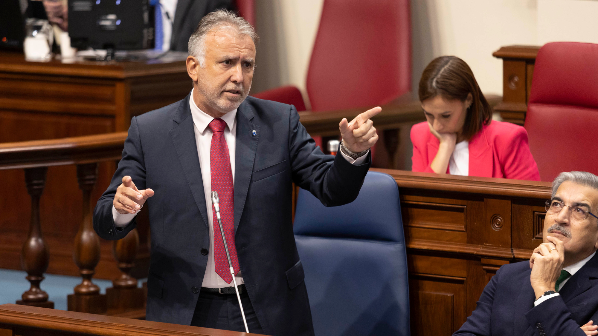 Ángel Víctor Torres, durante el pleno del Parlamento. / EFE