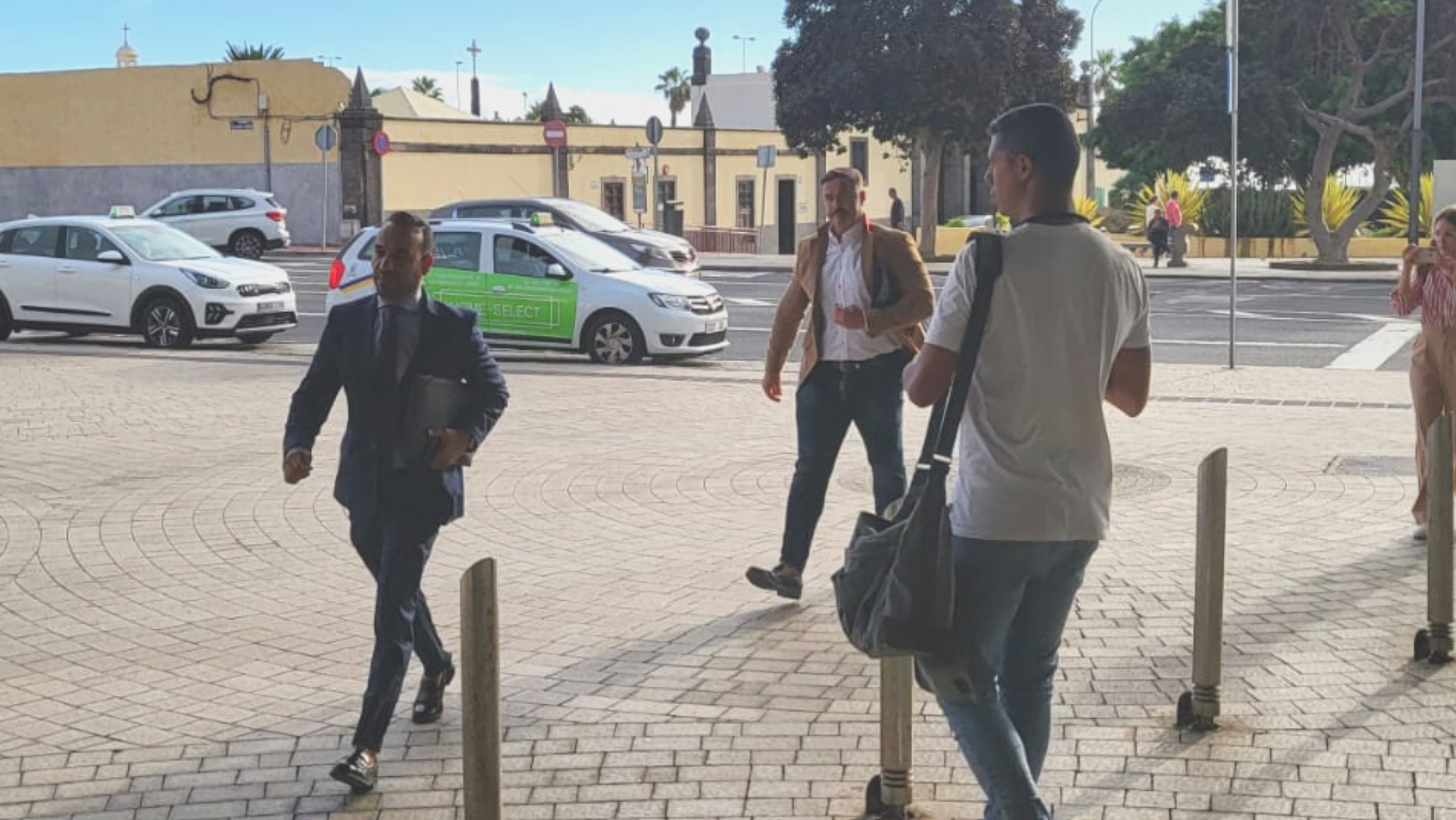 Rachid Mohamed (i) y Rayco González (fondo) a su llegada a la Ciudad de la Justicia. / Atlántico Hoy