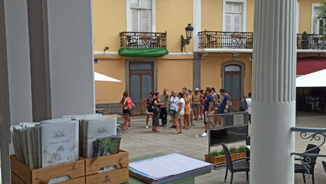 Grupo de turistas recorriendo la Plaza de Cairasco y visitando el Gabinete Literario./ Atlántico Hoy