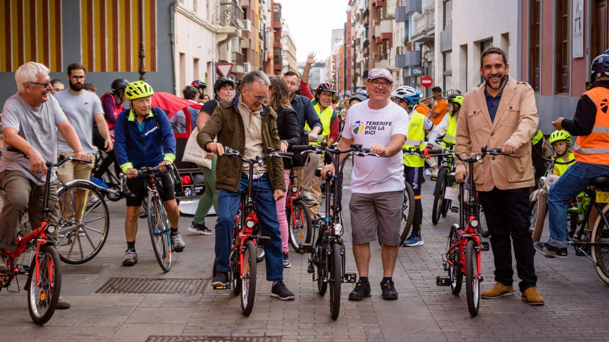 Marcha ciclista en La Laguna con el concejal Rubens Ascanio a la derecha. / Cedida