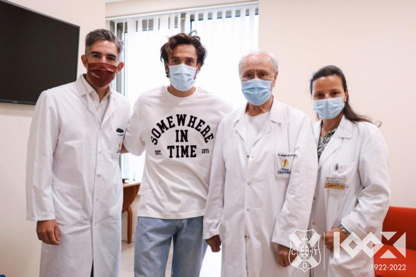 Alex Corredera, con el doctor Pedro Guillén y su equipo, después de ser intervenido en la Clínica Cemtro de Madrid./ CDT.