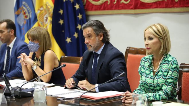 En la mesa, Esther González, Gustavo Matos y Australia Navarro. / Parlamento de Canarias 