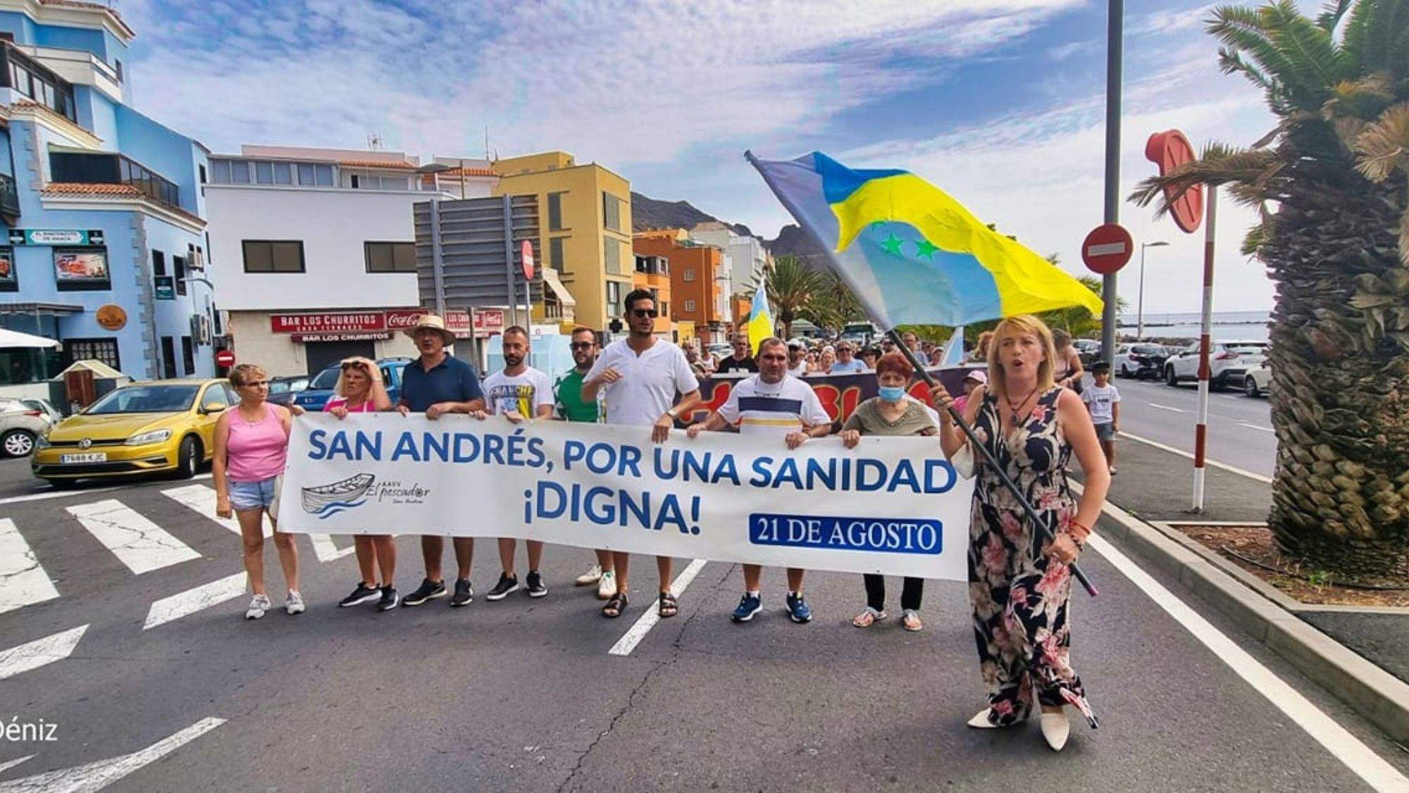 Manifestación en San Andrés por una sanidad digna, con Gabriel Rodríguez, presidente de la AA VV El Pescador, con polo azul. / AA VV El Pescador