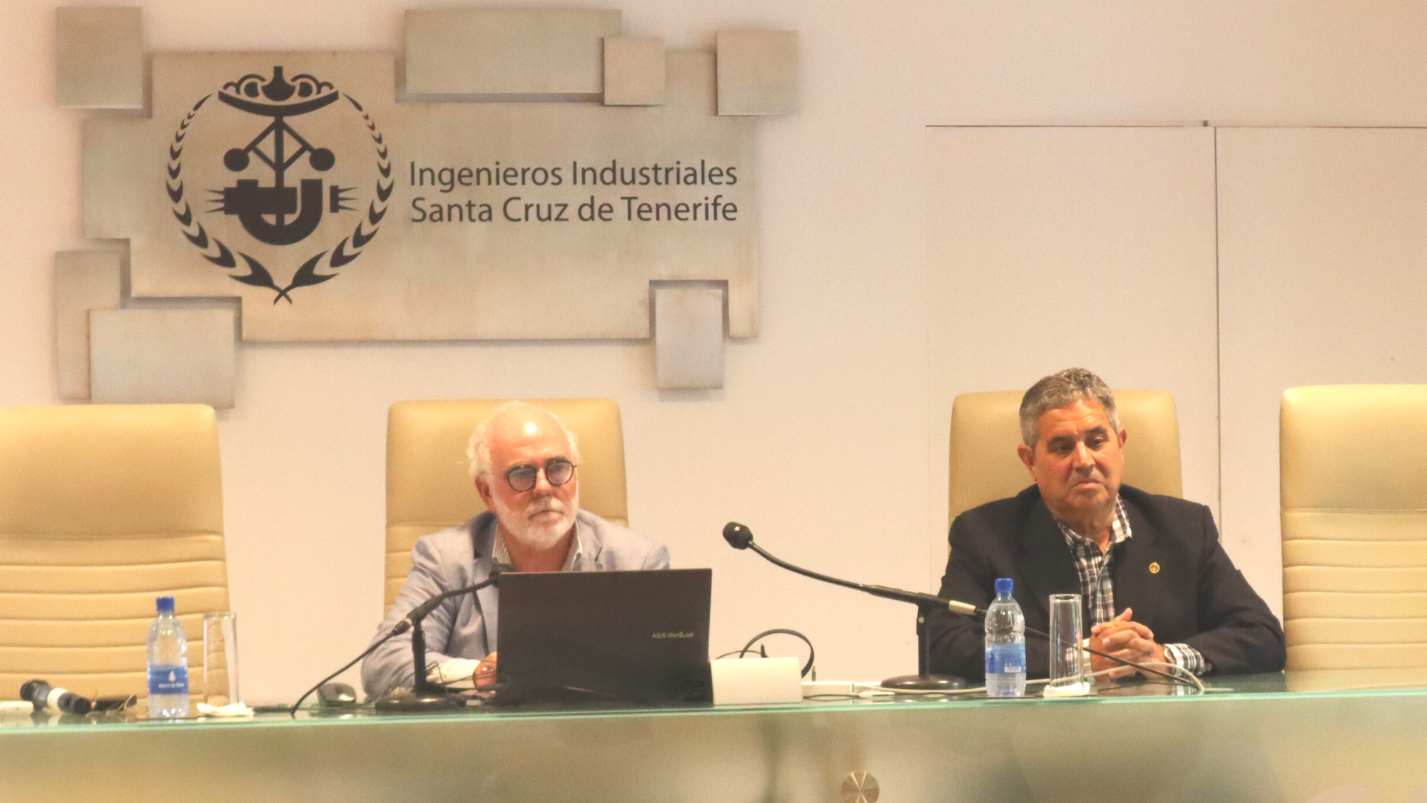 El profesor de Ingeniería Química y Ambiental y director del Análisis Ambiental de Canarias, Eladio M. Romero González (izquierda), en una conferencia en el COIITF. / Cedida