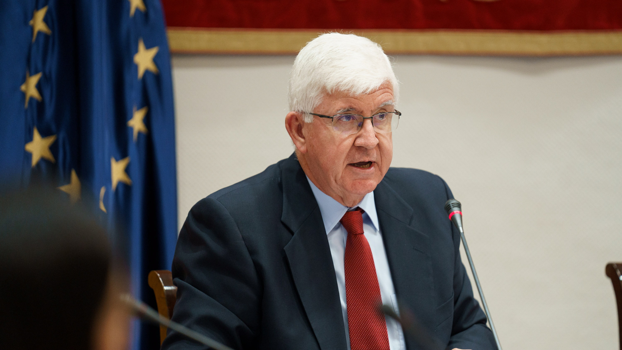 El presidente de la Audiencia de Cuentas de Canarias, Pedro Pacheco, en una comparecencia en el Parlamento de Canarias. / Ramón de la Rocha (Efe)