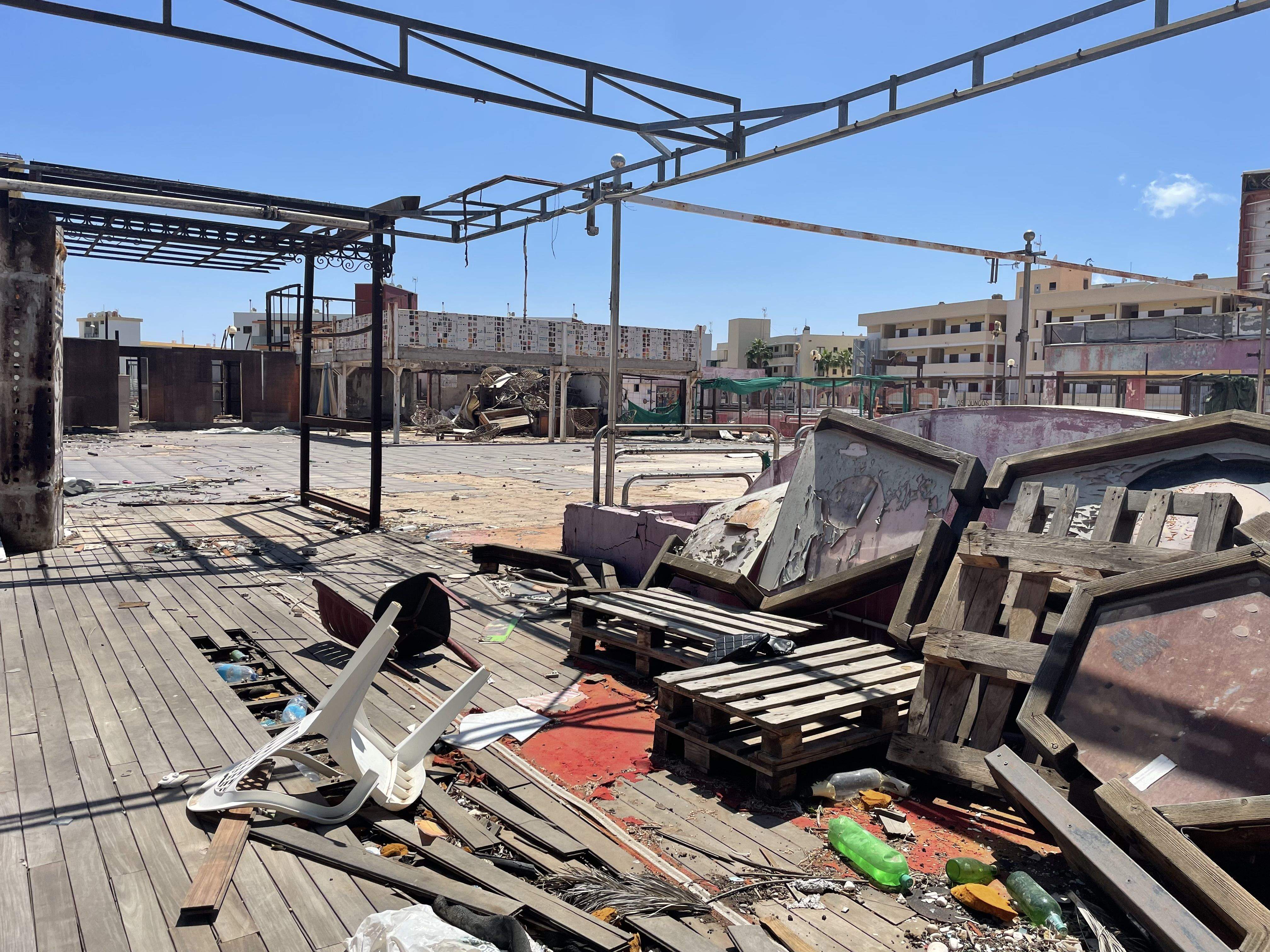 Estado en el que se encuentra la terraza del Centro Comercial Metro en Playa del Inglés. / AH