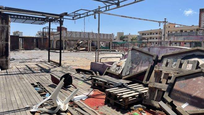 Estado en el que se encuentra la terraza del Centro Comercial Metro en Playa del Inglés. / AH
