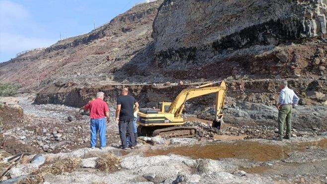 Obras de reparación el La Aldea de San Nicolás tras el paso de Hermine. /Ayuntamiento