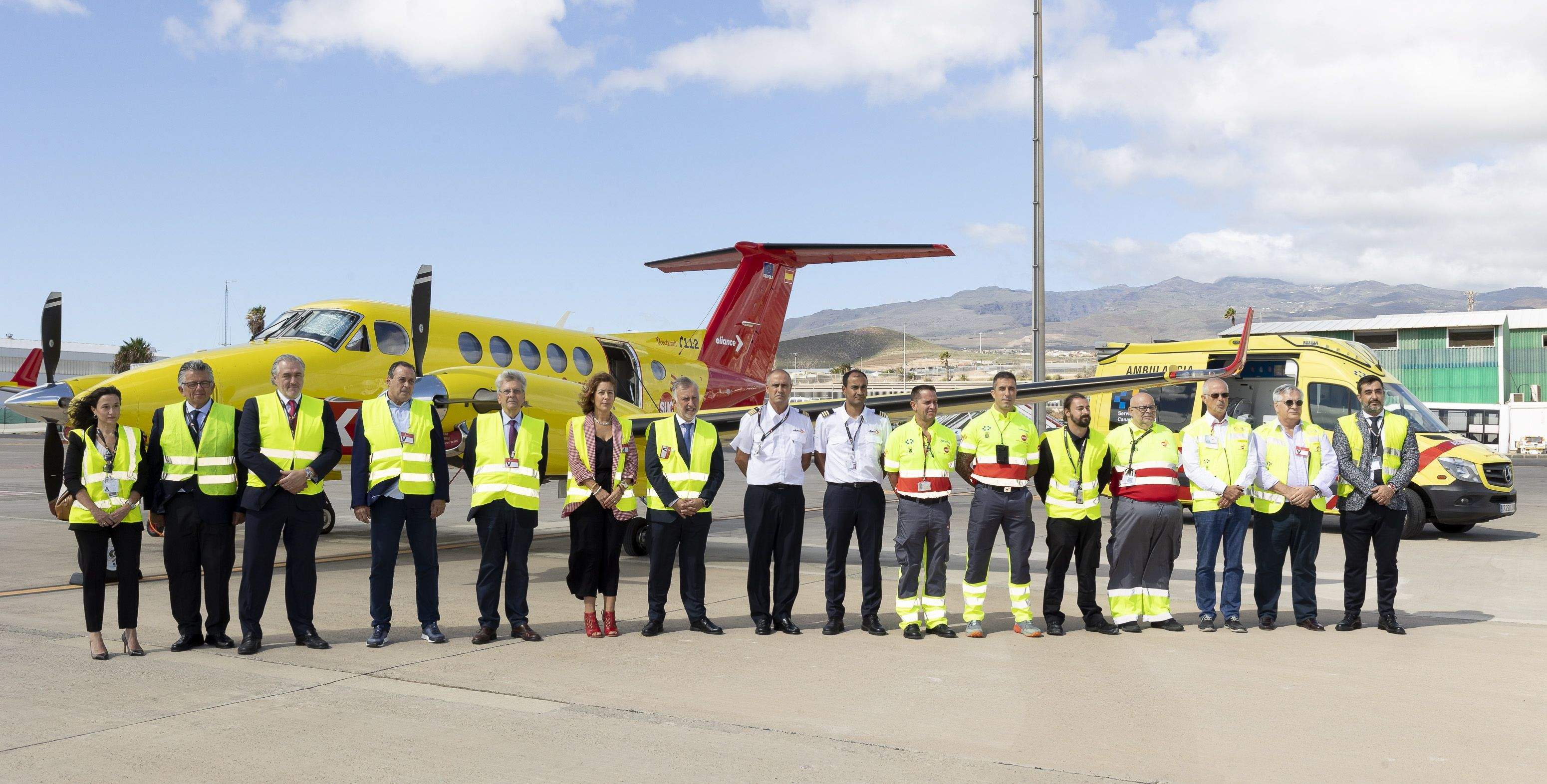 El presidente de Canarias, Ángel Víctor Torres, y los consejeros de Sanidad y Administraciones Públicas, Blas Trujillo y Julio Pérez, presentaron el nuevo servicio de transporte sanitario mediante avión medicalizado del Servicio de Urgencias Canario. /Efe