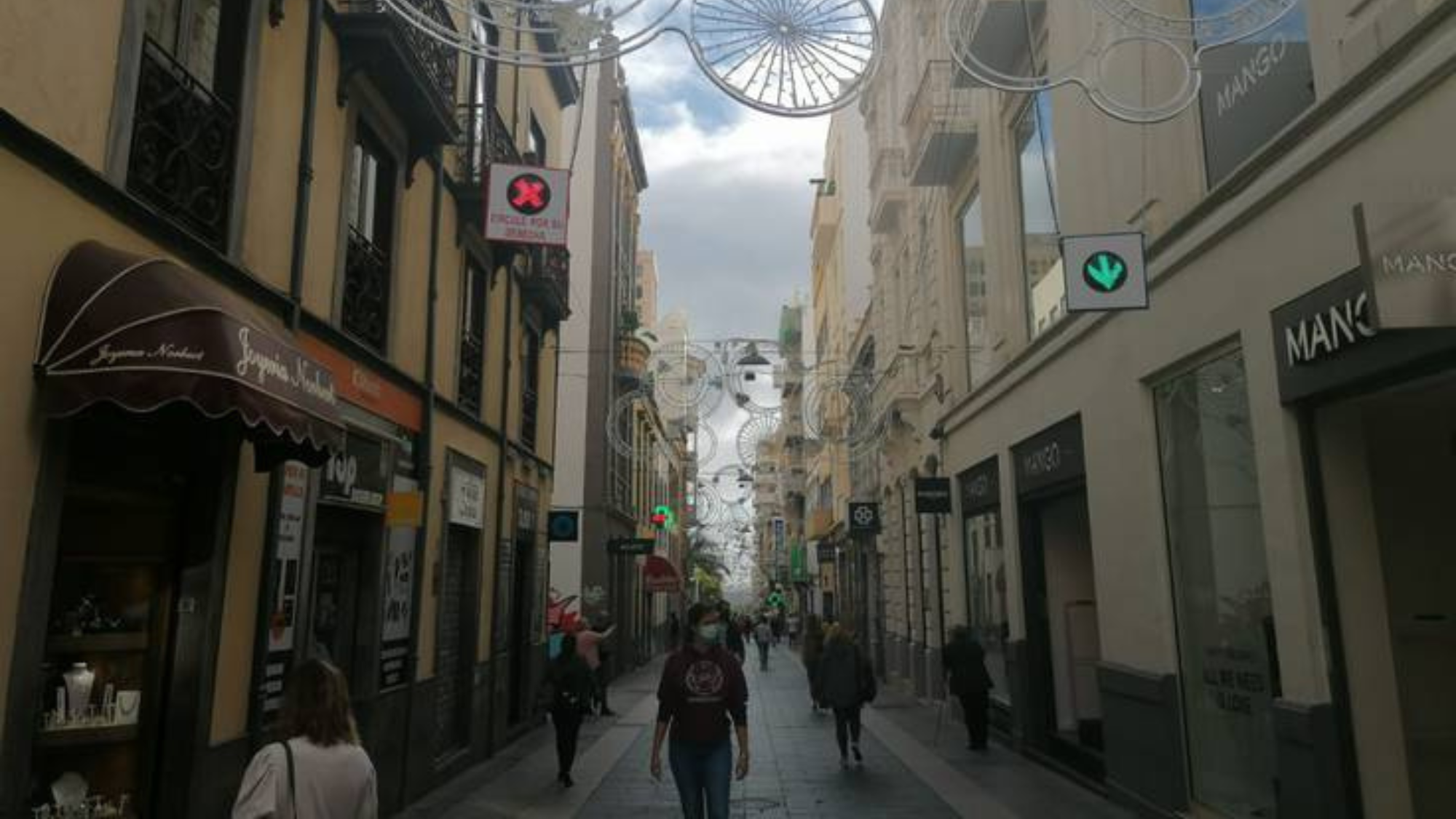 Semáforos anticovid para regular el tránsito peatonal en Santa Cruz./ Archivo