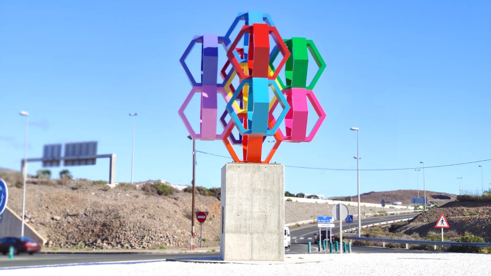 La escultura 'Entre nosotros' conmemora el 50 aniversario de la zona industrial de Arinaga La escultura 'Entre nosotros' conmemora el 50 aniversario de la zona industrial de Arinaga