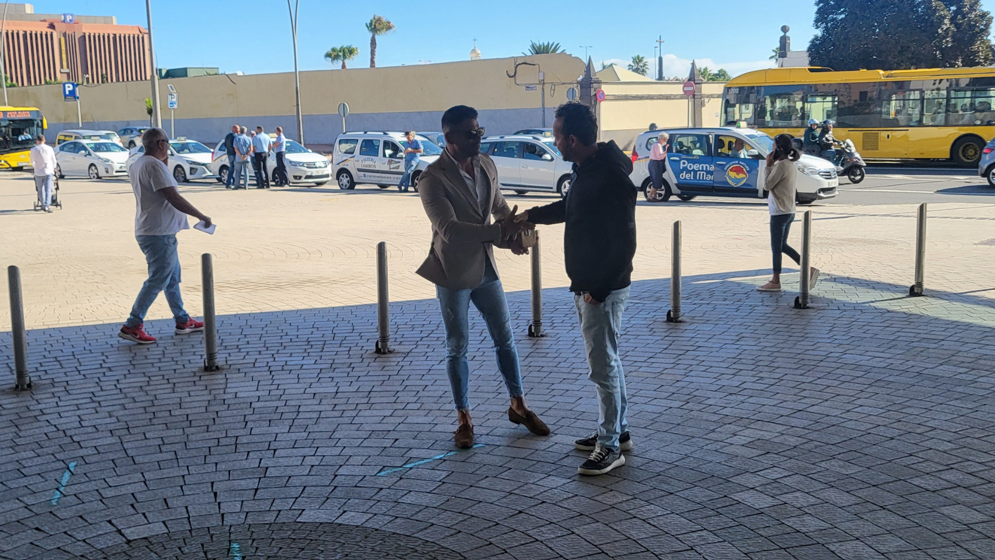 Samuel Machín, saludando a un periodista en la entrada de los juzgados. / Atlántico Hoy