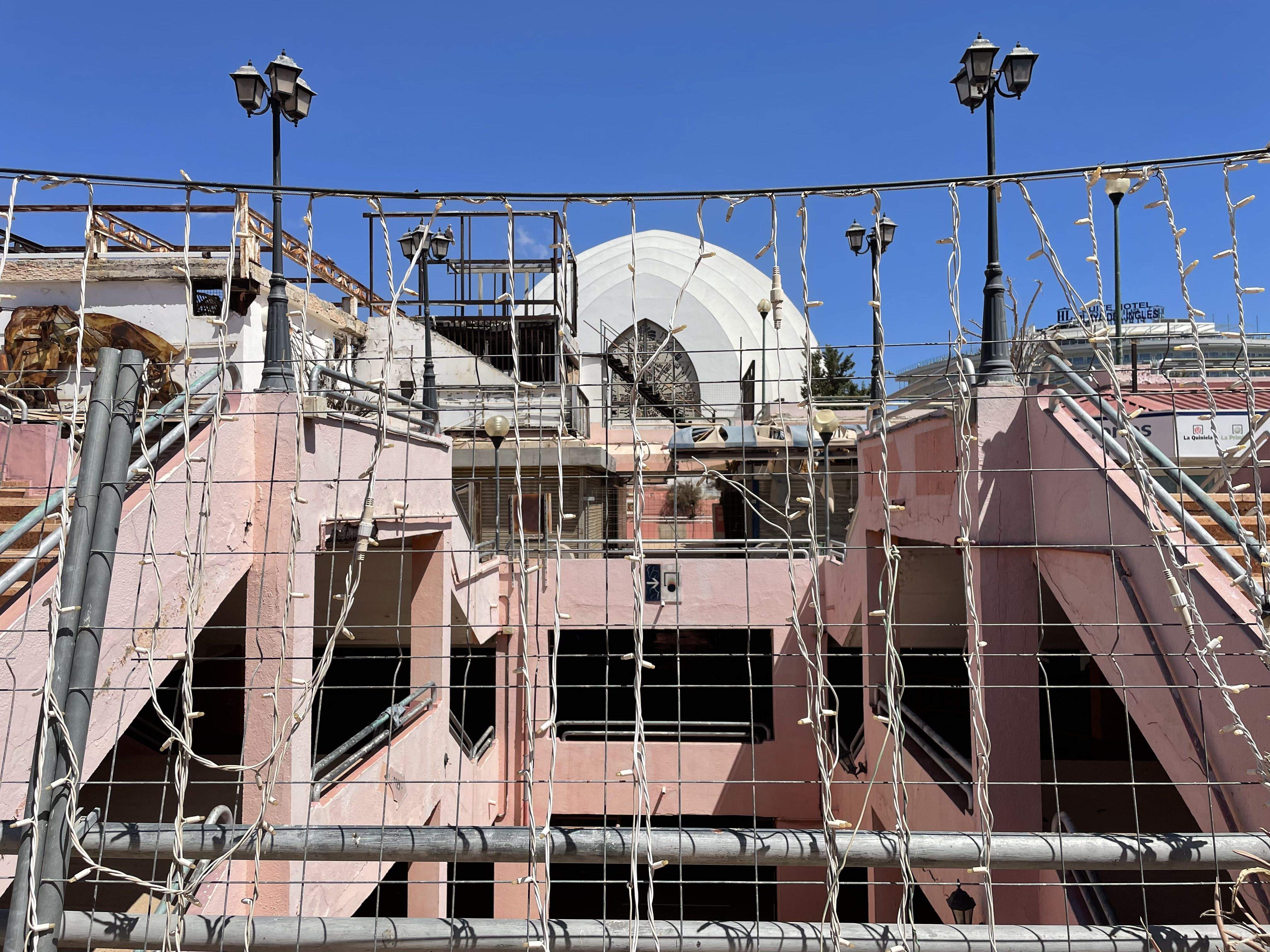 San Bartolomé de Tirajana ordena la demolición del Centro Comercial Metro. En la, imagen parte del recinto precintado, con el Centro Ecuménico al fondo, en San Bartolomé de Tirajana. / Atlántico Hoy