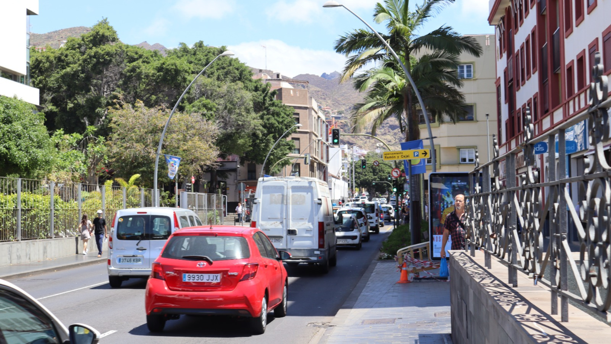 Vehículos en Santa Cruz de Tenerife cerca de la limitación de la futura zona de bajas emisiones. / Atlántico Hoy