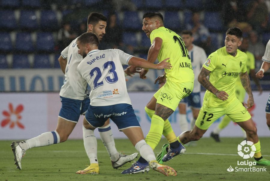 Sipcic y José León frente a Zarfino y Cristo en el partido de ida en el Heliodoro, donde Tenerife y Sporting empataron 1-1./ LaLiga.