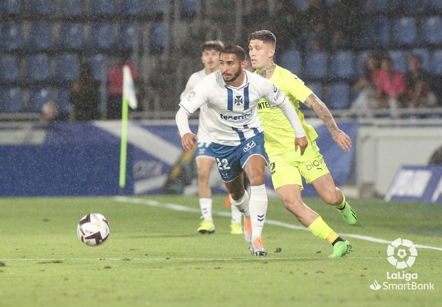 A lo largo de sus dos temporadas en el CD Tenerife, Jérémy Mellot se ha convertido en un fijo en lateral derecho./ LALIGA.