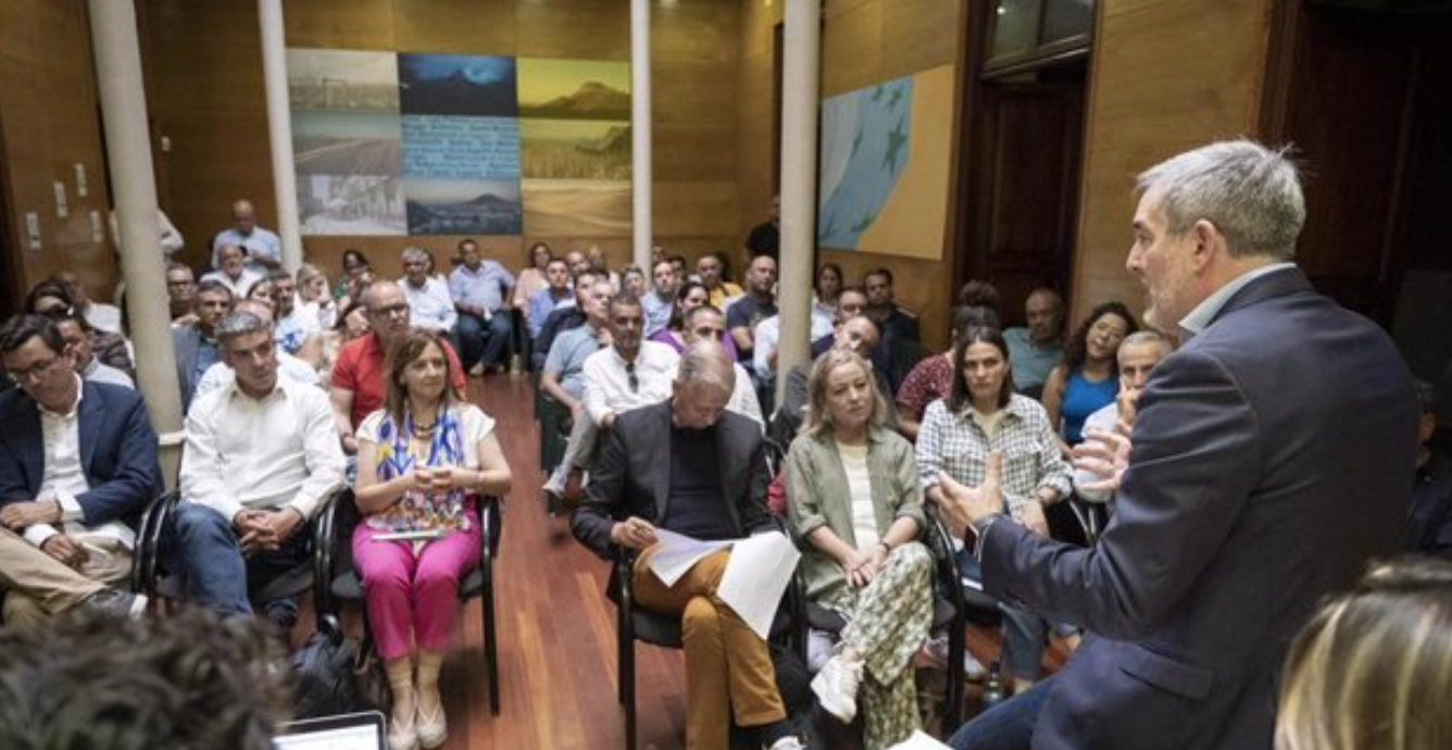 Fernando Clavijo presenta su candidatura a la presidencia ante el Consejo Político Nacional de Coalición Canaria./ CC Fernando Clavijo presenta su candidatura a la presidencia ante el Consejo Político Nacional de Coalición Canaria./ CC