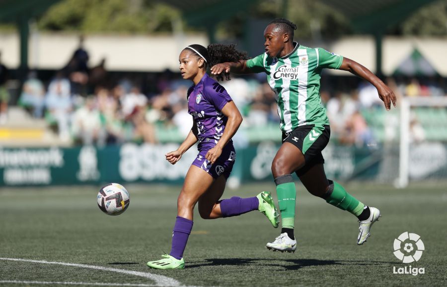 Gisela Robledo mira a portería en la jugada del primer gol de la UD Granadilla Tenerife ante el Betis./ LaLiga