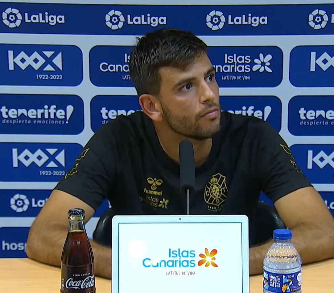 Javi Alonso en la sala de prensa del Heliodoro después del empate del Tenerife ante el Sporting./ LaLiga.