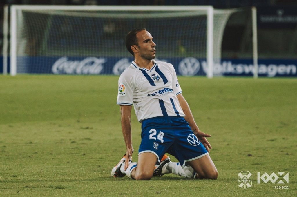 Nacho Martínez celebrando su primer gol con el Tenerife, ante el Sporting de Gijón en el Heliodoro./ CDT.