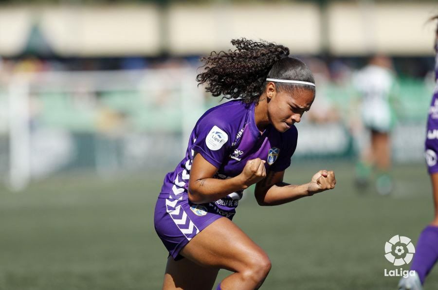 Gisela Robledo aprieta los puños en la celebración de su gol ante el Real Betis./ LaLiga.