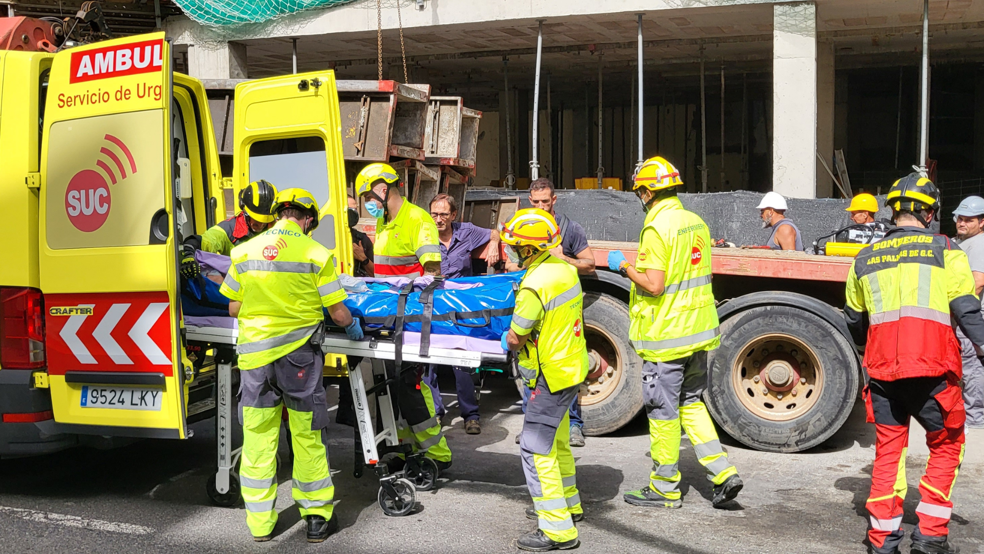 Momento en el que los sanitarios proceden a introducir la camilla con e l herido en la ambulancia. / Atlántico Hoy
