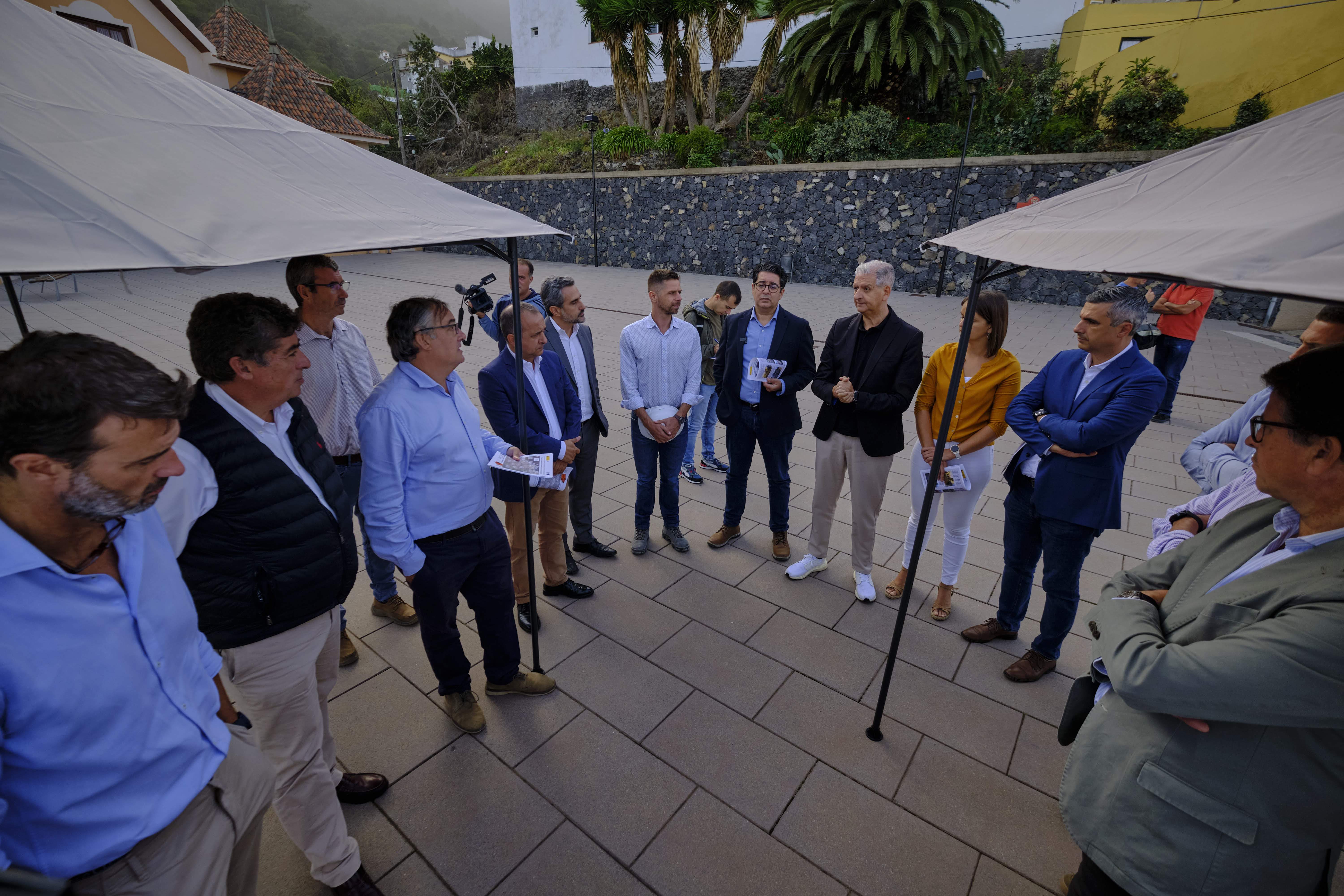 Pedro Martín visita la obra de los colectores de La Orotava./