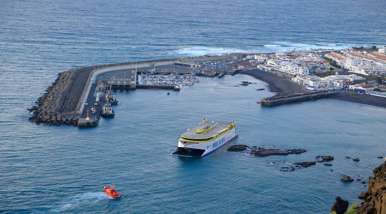 Vista aérea del Bentago Express, encallado en el puerto de Agaete./ Informe de CIAIM