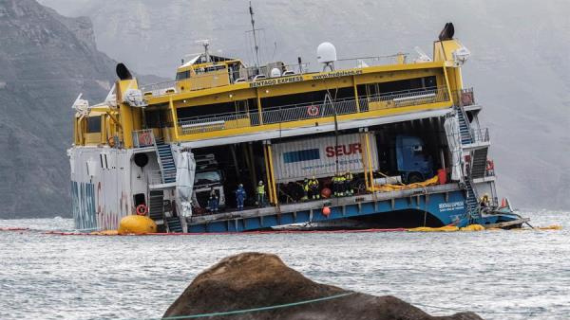 El Bentago Express, de Fred Olsen, encallado en el puerto de Agaete. / EFE El Bentago Express, de Fred Olsen, encallado en el puerto de Agaete. / EFE