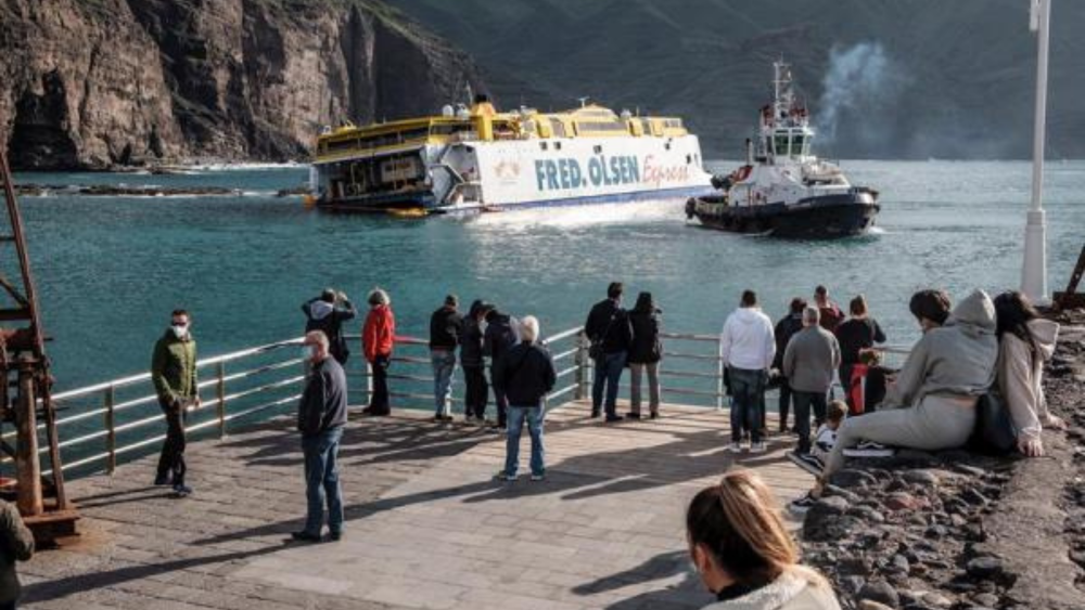 El buque Bentago Express, de Fred Olsen, encallado en el puerto de Agaete./ EFE El buque Bentago Express, de Fred Olsen, encallado en el puerto de Agaete./ EFE