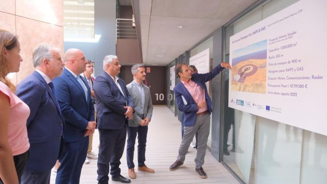 Ángel Víctor Torres, en el centro, escuchando las explicaciones técnicas. / Cedida