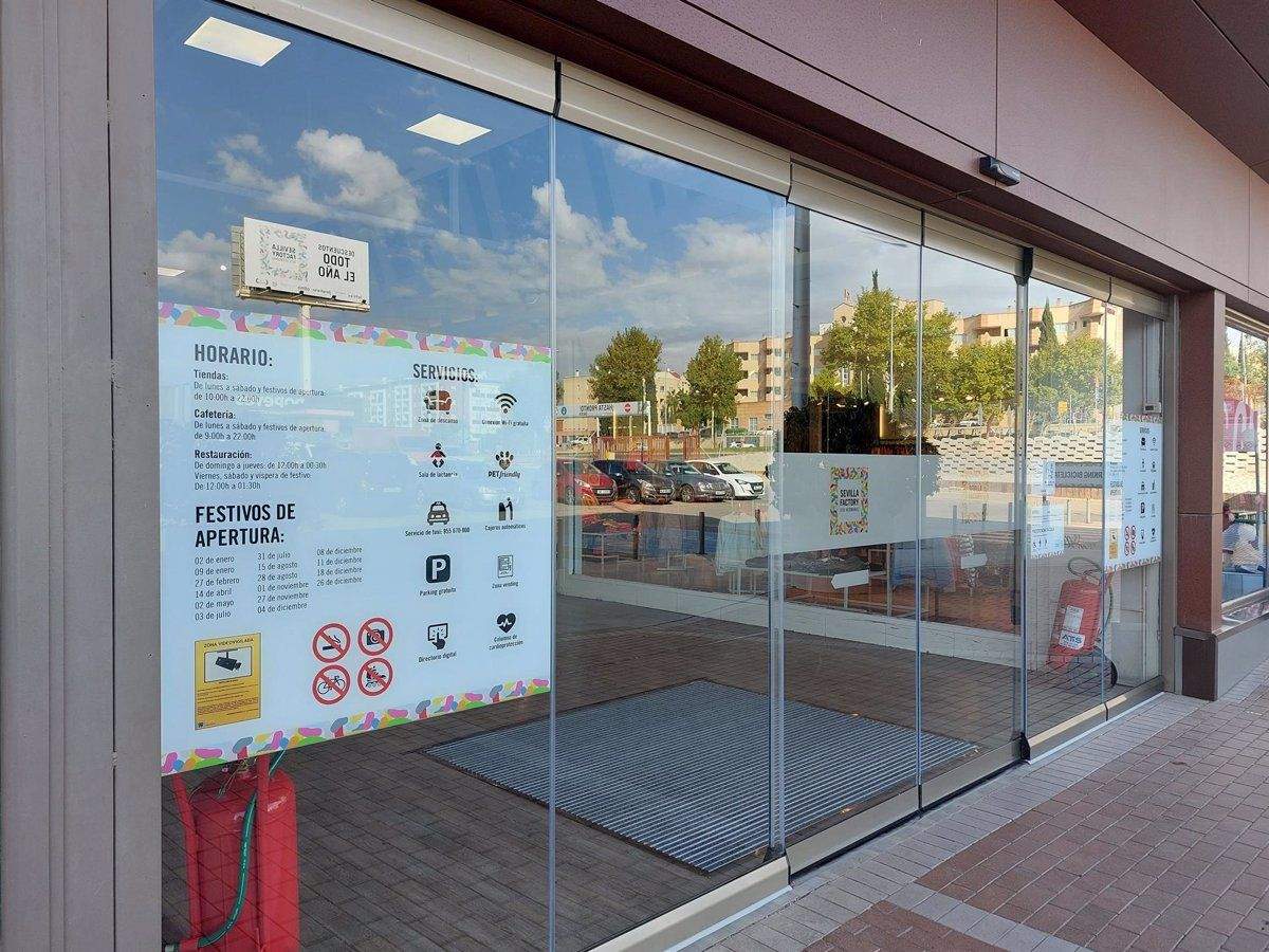 Imagen de una puerta automática en un comercio. / Europa Press 