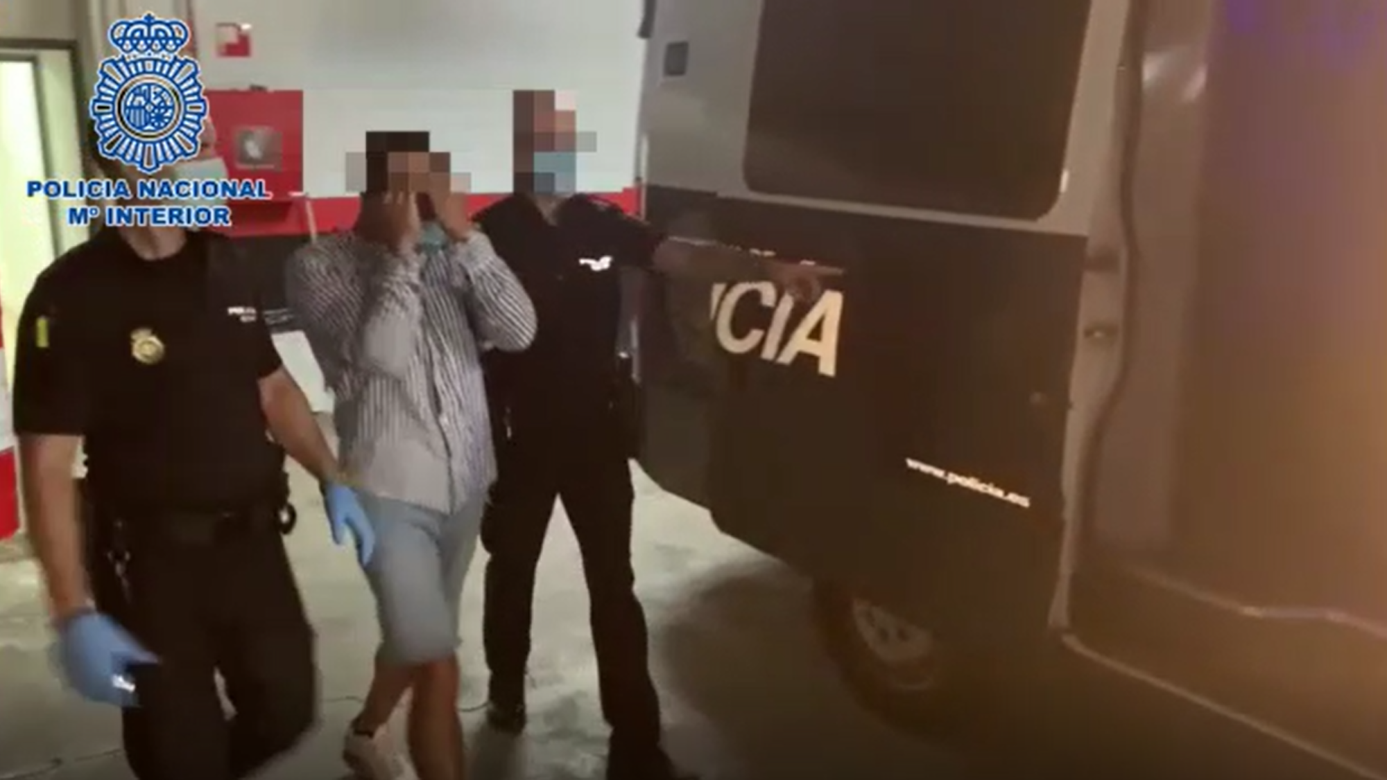 El fugitivo alemán custodiado por agentes de la Policía Nacional.  PN