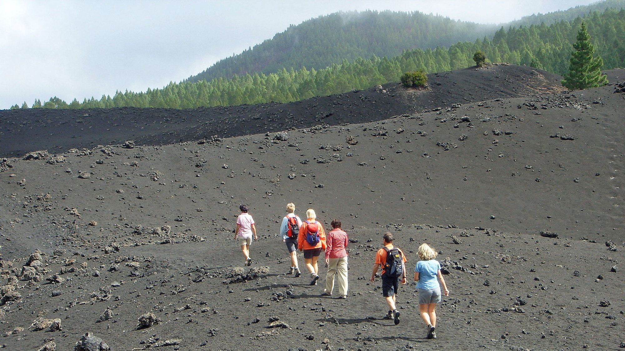 Grupo de turistas paseando por las Cañadas del Teide, en Tenerife (Canarias). Pixabay
