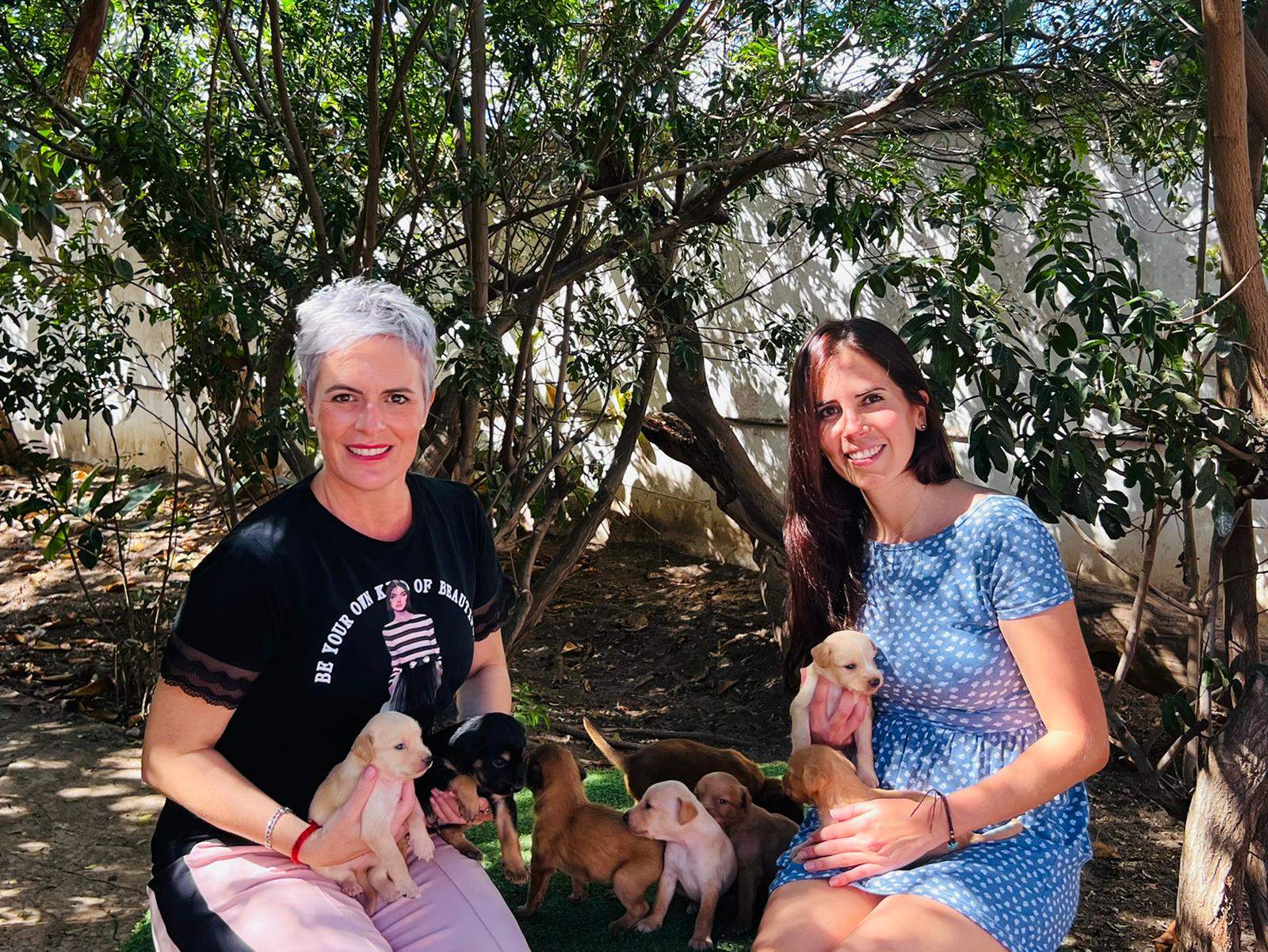 Virginia Ávila, directora de la Fundación DinoSol, y Cathaysa Francés, voluntaria veterinaria en ADA Gran Canaria. / Cedida