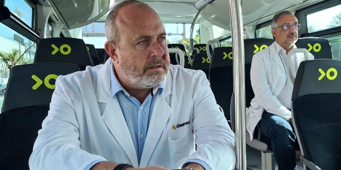 Enrique Arriaga (izq.) y José Alberto León (der.) visitan la planta de Castrosúa con las nuevas guaguas de Titsa./Cedida