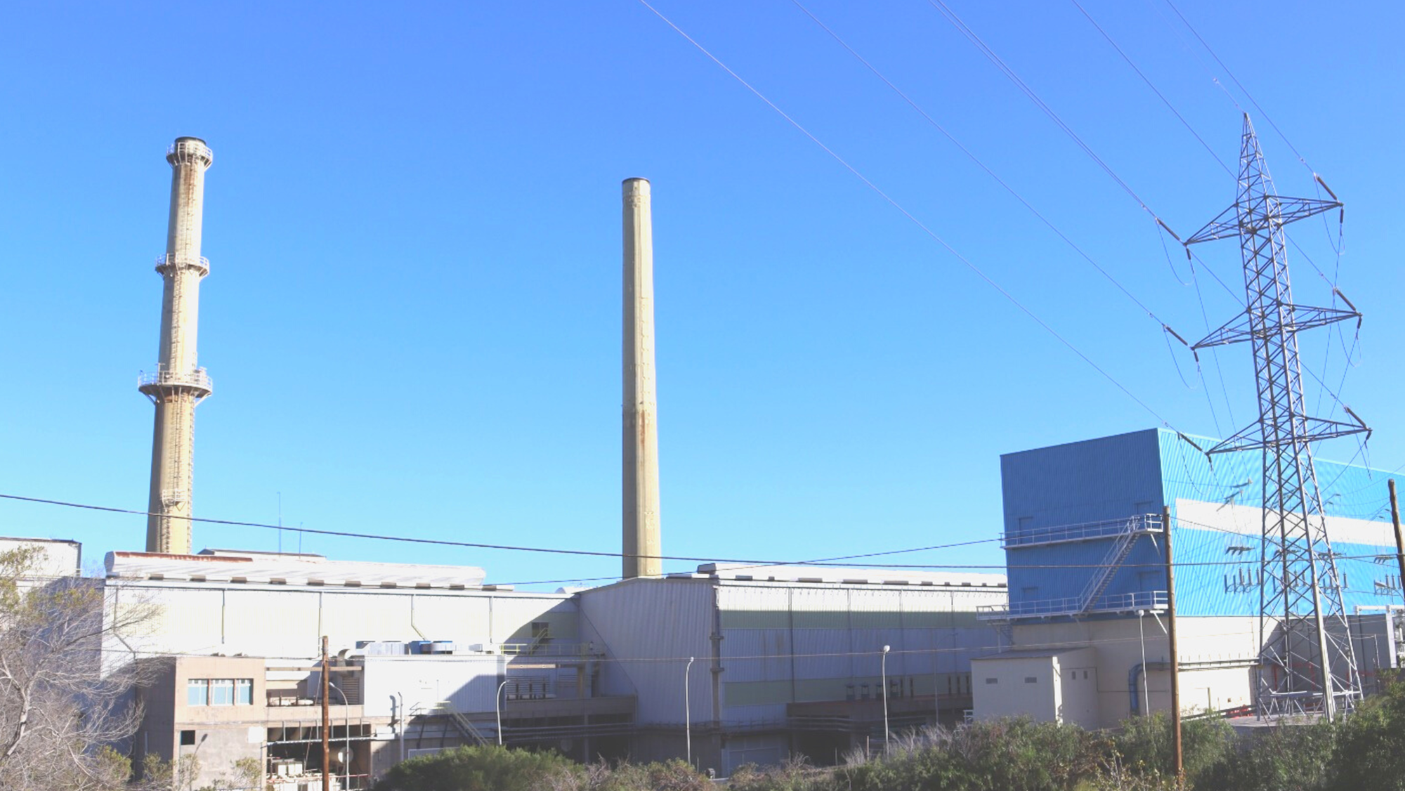 Imagen de la central térmica de Las Caletillas cuando contaba con las dos chimeneas durante su desmantelamiento. / ATLÁNTICO HOY